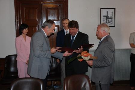 Marjan Mateta, direktor Mitola d.d. Sežana prejema priznanje ob 60.obletnici delovanja družbe